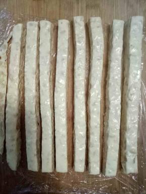 根据自己喜欢的大小，宽度，切成小块即可（要温热的时候切，太凉了不太好切）