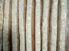 根据自己喜欢的大小，宽度，切成小块即可（要温热的时候切，太凉了不太好切）