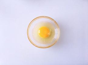 将鸡蛋磕入碗中打散