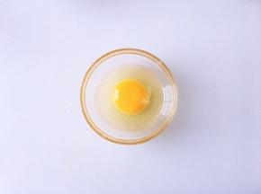 将鸡蛋磕入碗中打散