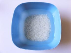 将大米洗净后泡俩小时