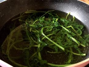 烫3分钟软了后捞出用凉水泡半小时