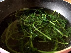 烫3分钟软了后捞出用凉水泡半小时