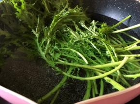 锅中放入水煮开，将洗好后的雪里红入锅