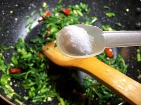 大火翻炒3分钟，加入一勺盐