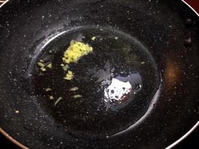 锅里放入猪油，个人觉得用猪油炒过的雪里红比其他油炒的更好吃，如果嫌热量高的可以换成其他油哦、将生姜去皮洗净后切成小丁油热后放入锅中