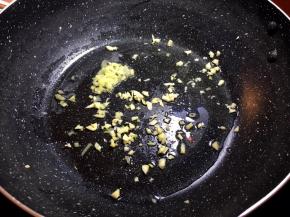 将大蒜掰为小瓣后去皮洗净切碎入锅