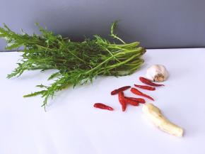 将雪里红，红尖椒，大蒜，生姜准备好