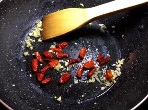 将红尖椒洗净后切段放入锅中