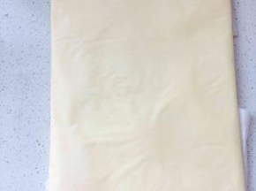 取油纸，将黄油包裹时其中，用擀面杖砸成一个长方形，放入冰箱冷藏待用