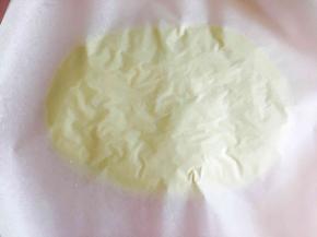 除黄油外其他材料揉成团，加入黄油，揉出膜。表面包裹油纸或者保鲜膜，放入冰箱冷冻20分钟