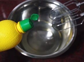 蛋白30克（相当于一个中号鸡蛋的蛋白量），加入几滴柠檬汁。