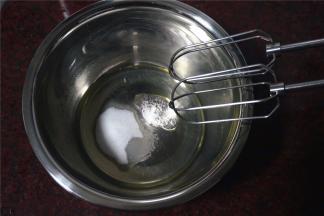 然后加入30克绵砂糖。