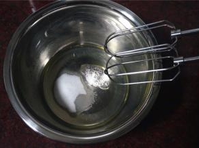 然后加入30克绵砂糖。