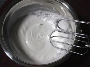 打发至硬性发泡。