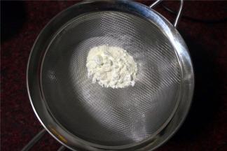 筛入奶粉和玉米粉。