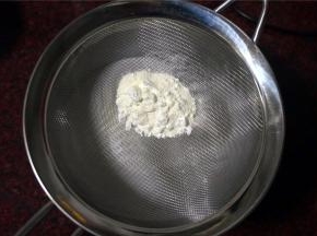 筛入奶粉和玉米粉。