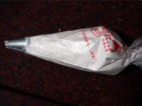 装进裱花袋里。