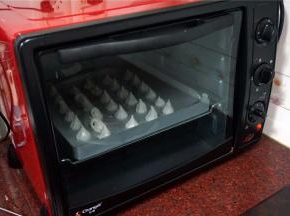 烤箱上下火，100度预热5分钟，烤盘放入中下层架，烤60分钟，余温闷5分钟即可出炉，冷却后即可食用。