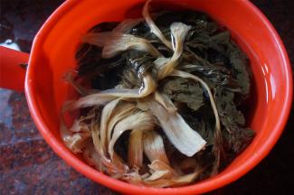 提前2小时浸泡湿润菜干，下锅前切成小段。