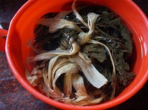 提前2小时浸泡湿润菜干，下锅前切成小段。