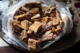 这是市场上买回来的咸猪骨。