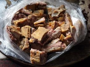 这是市场上买回来的咸猪骨。