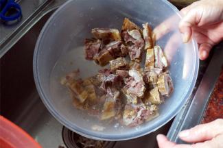 用水冲洗一下，去除部分肥油。