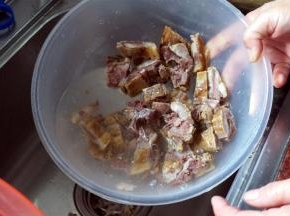 用水冲洗一下，去除部分肥油。