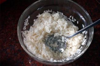 大米洗净后，提前用2勺子食盐，适量的油，腌制30分钟。