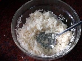 大米洗净后，提前用2勺子食盐，适量的油，腌制30分钟。