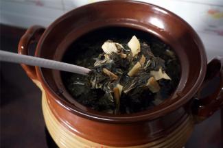 砂锅里加入四分之三的清水，大火煮沸腾，然后加入菜干。