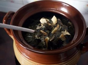 砂锅里加入四分之三的清水，大火煮沸腾，然后加入菜干。