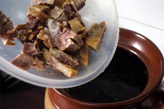 再加入咸烧骨。