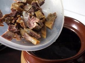 再加入咸烧骨。