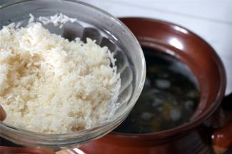 重新煮沸腾后，加入大米。