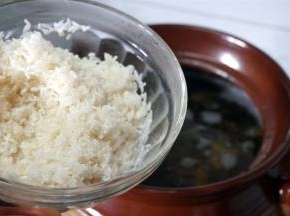 重新煮沸腾后，加入大米。