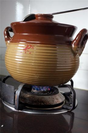 然后转为慢火，煲1.5小时左右即可，熄火前再加入适量的食盐调味。