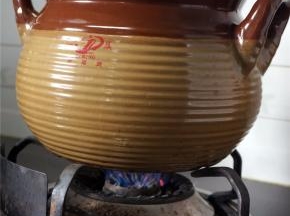 然后转为慢火，煲1.5小时左右即可，熄火前再加入适量的食盐调味。