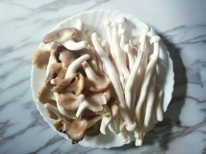 海鲜菇和秀珍菇摘洗干净