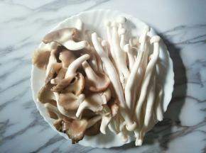 海鲜菇和秀珍菇摘洗干净