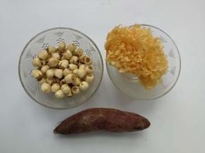 准备食材，干莲子65g，银耳一朵10g，紫薯一个