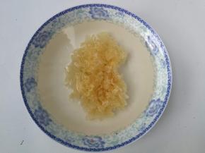 银耳放入大碗，加清水泡发2小时