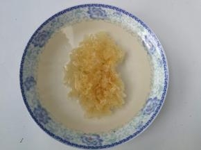 银耳放入大碗，加清水泡发2小时