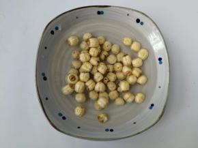 干莲子也放入大碗，加清水泡发2小时