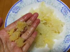 银耳泡发后洗净，摘除根蒂备用