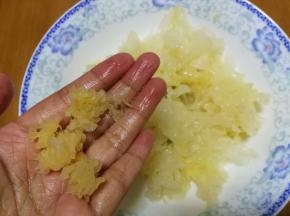 银耳泡发后洗净，摘除根蒂备用