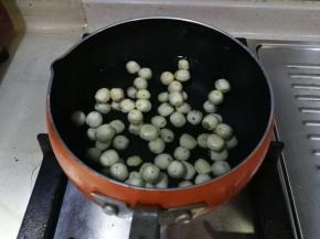 泡发的莲子洗净放入锅里，加清水，大火烧开后转小火慢炖20分钟