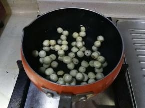 泡发的莲子洗净放入锅里，加清水，大火烧开后转小火慢炖20分钟