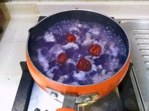 同时加入红枣和适量冰糖，继续炖15分钟左右